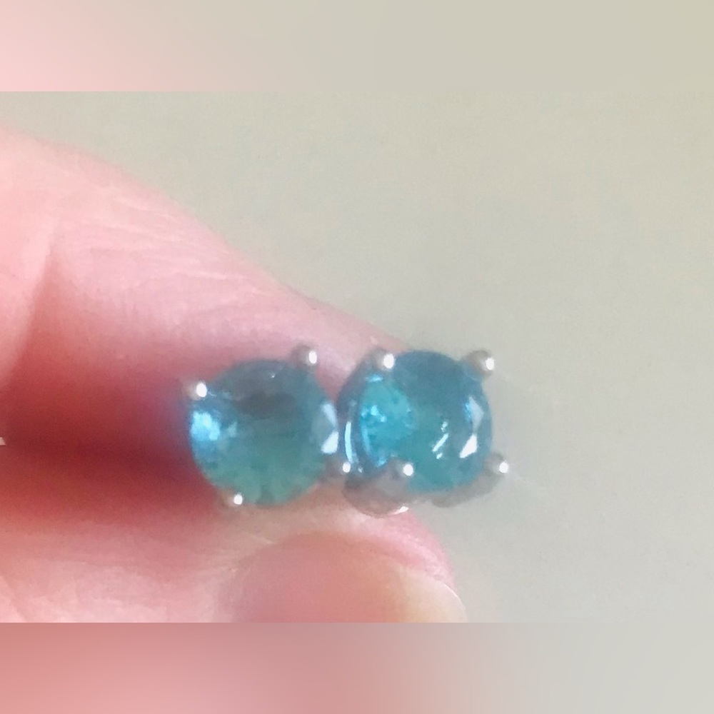 ✨BRAND NEW ✨Super Pretty😍 Sea Blue Crystal Fashion Stud Earrings.